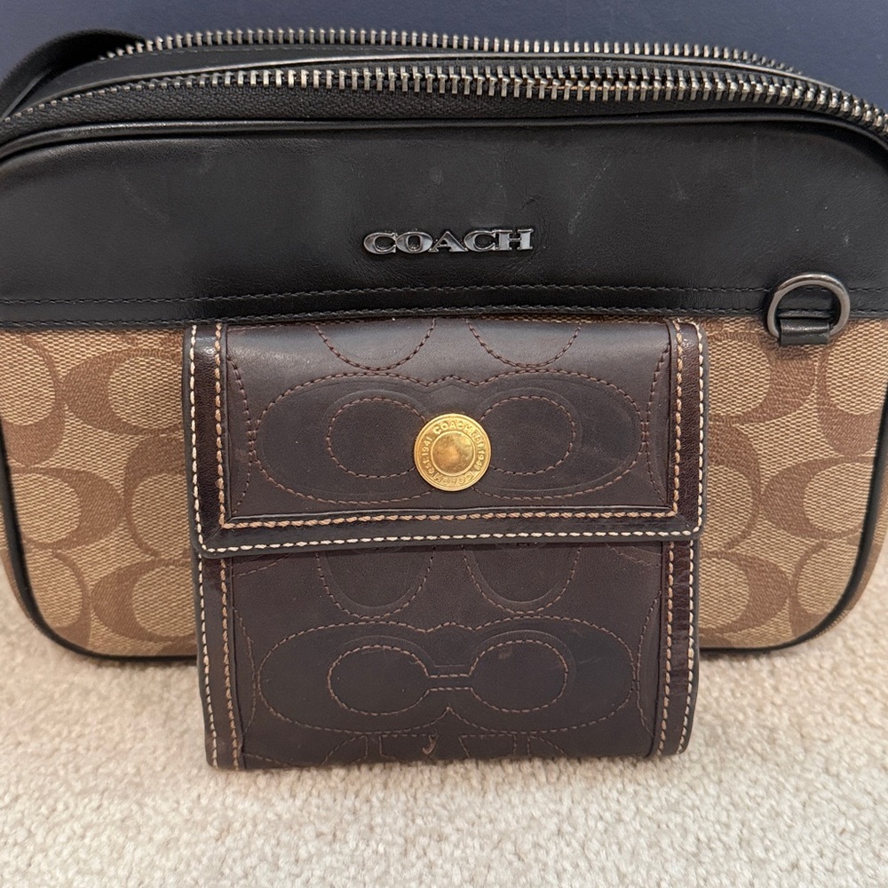 Coach Signature Canvas and Black Bag
(Unisex) Wallet included - Picture 3 of 6